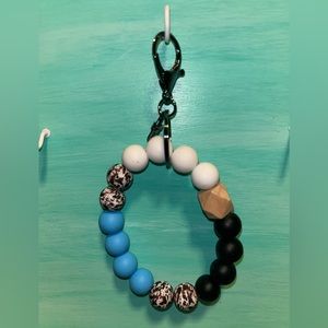 Silicone bead keychain with stretchy band.